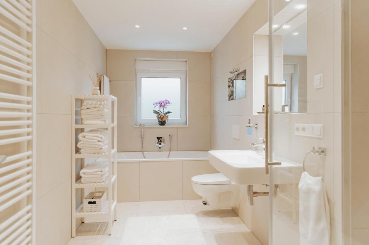 BlumenRaum - Ferienwohnung In カールスルーエ エクステリア 写真